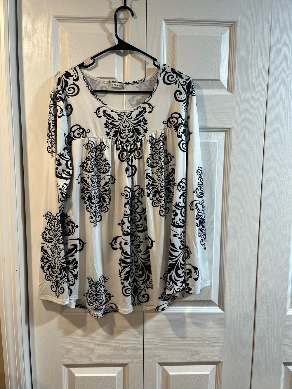 Black & White Printed Long Sleeve Blouse - Elegant Scroll Motif - Picture 2 of 5